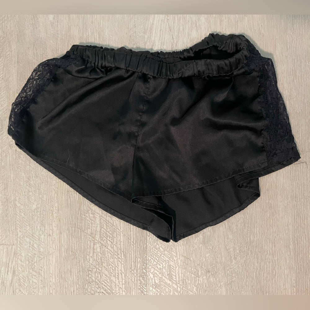 Boohoo black lace shorts